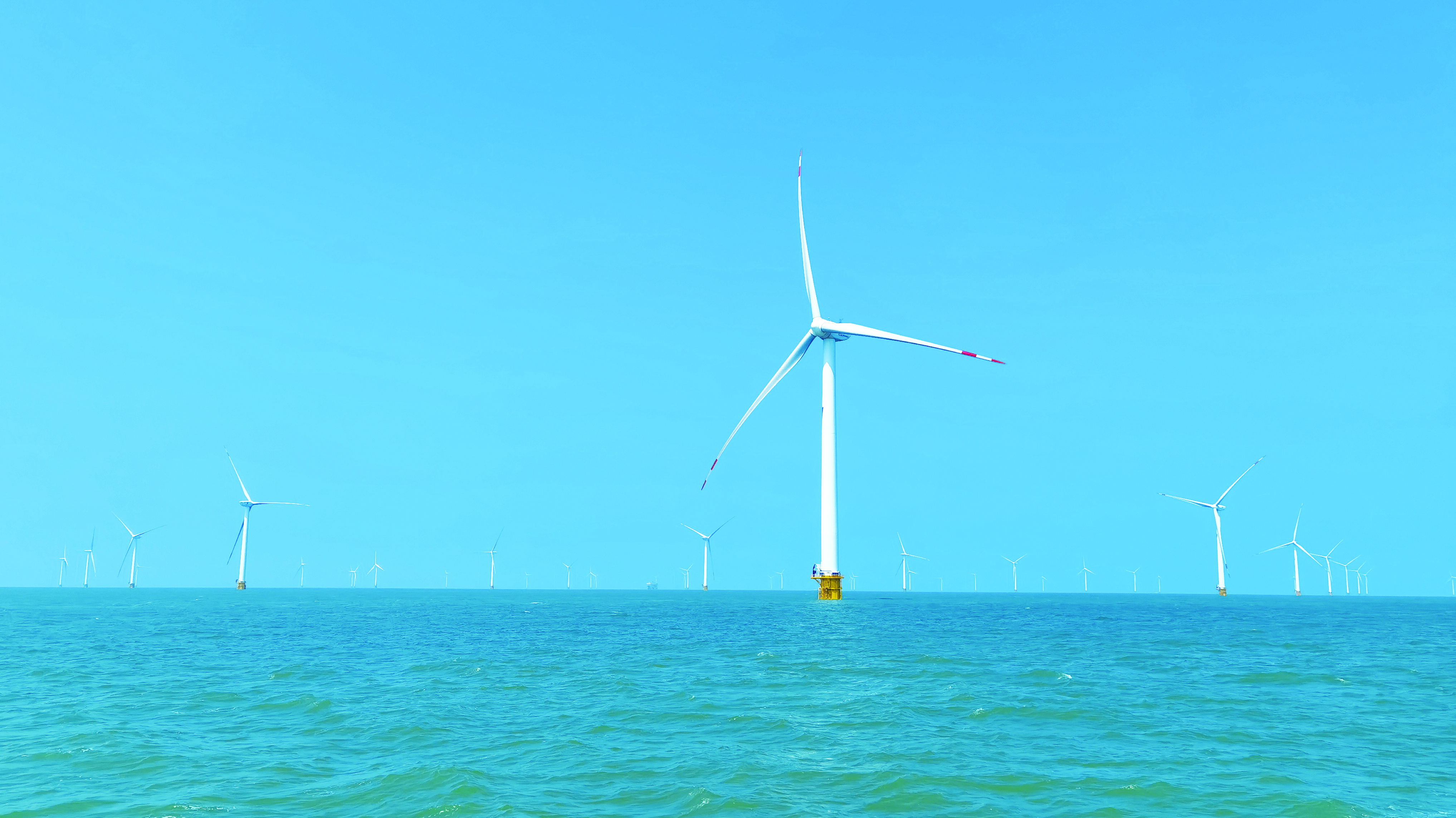 中復連眾90米葉片裝機的海上風(fēng)電場(chǎng).jpg